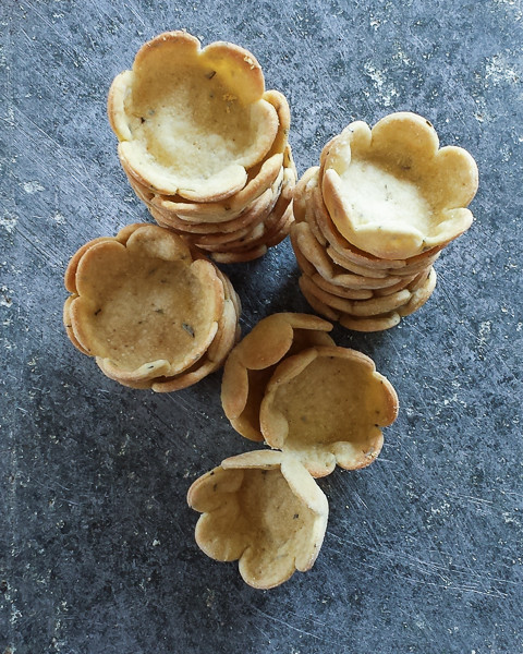 Rosemary-Cornmeal Cracker Cups | Flour Arrangements